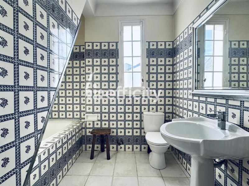 Demeure - 250 m² - 8 pièces