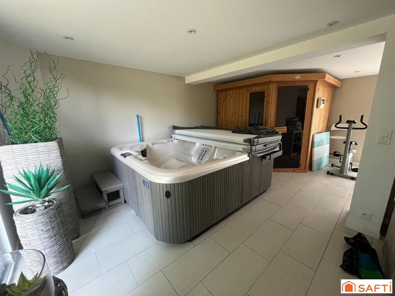 Maison - 252 m² - 8 pièces