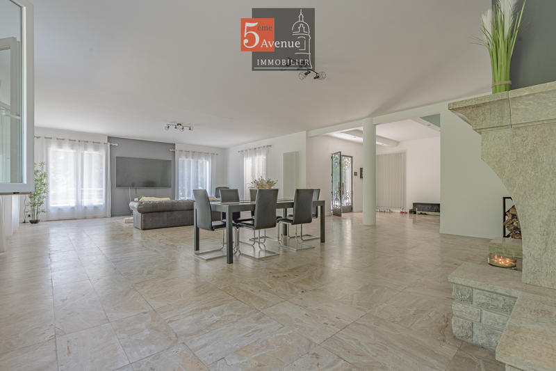 Maison - 450 m² - 9 pièces