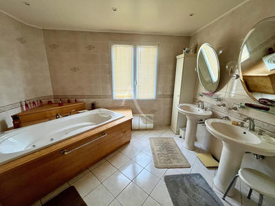 Appartement - 179 m² - 8 pièces