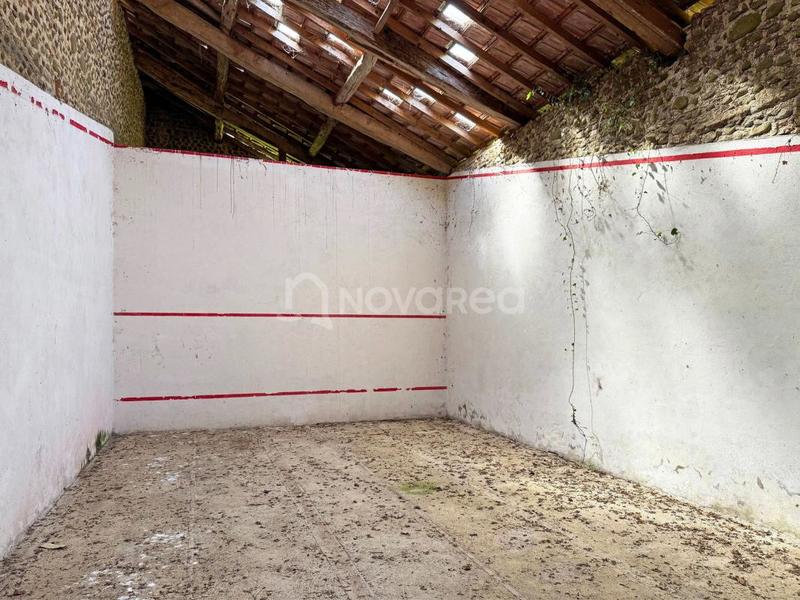 Maison - 325 m² - 8 pièces