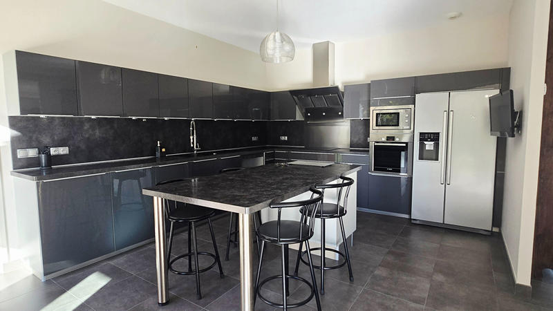 Maison - 246 m² - 7 pièces