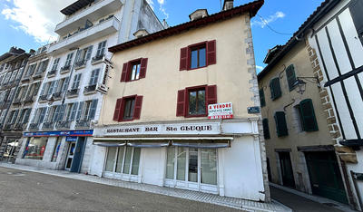 Maison - 260 m² - 11 pièces