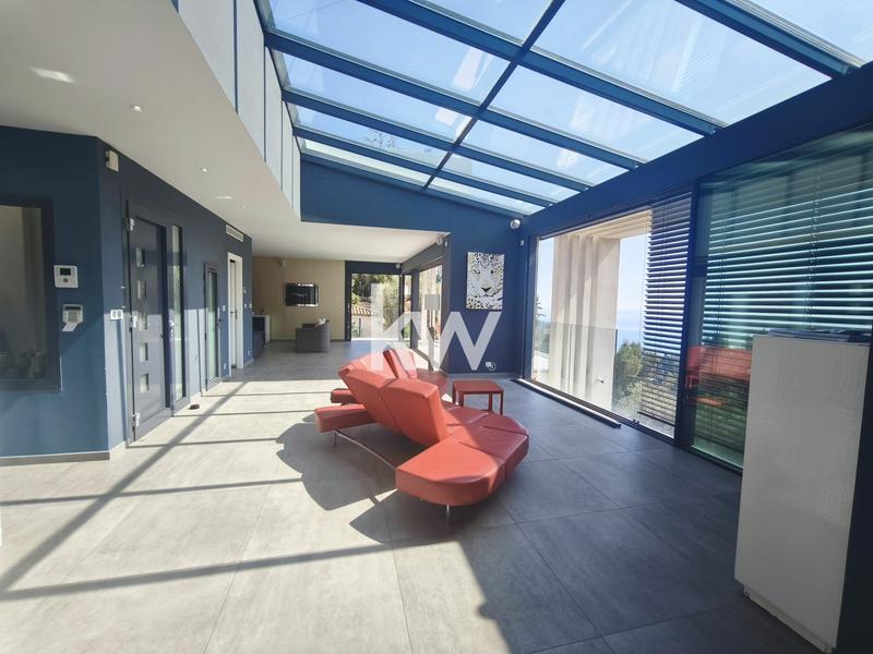 Maison - 216 m² - 6 pièces