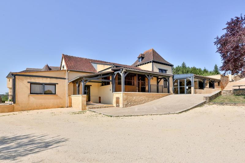 Maison - 850 m² - 30 pièces