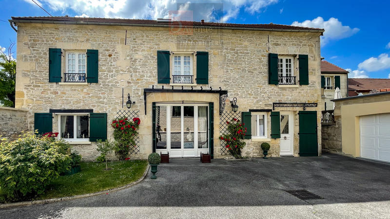 Maison - 290 m² - 8 pièces