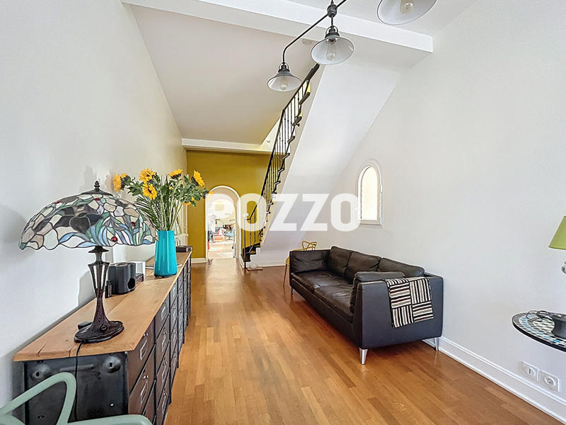 Maison - 335 m² - 9 pièces