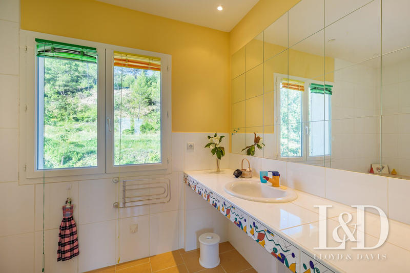 Maison traditionnelle - 313 m² - 7 pièces