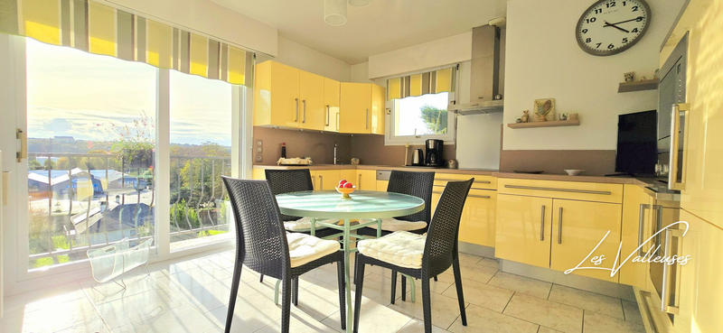 Maison traditionnelle - 185 m² - 8 pièces