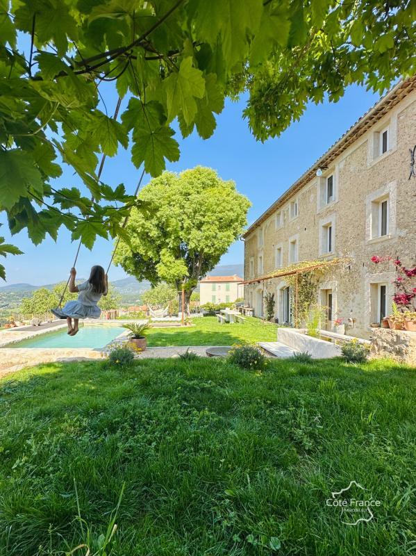 Villa - 239 m² - 9 pièces