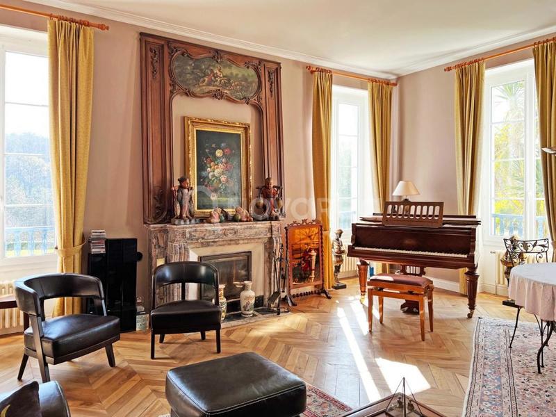 Propriété - 683 m² - 18 pièces