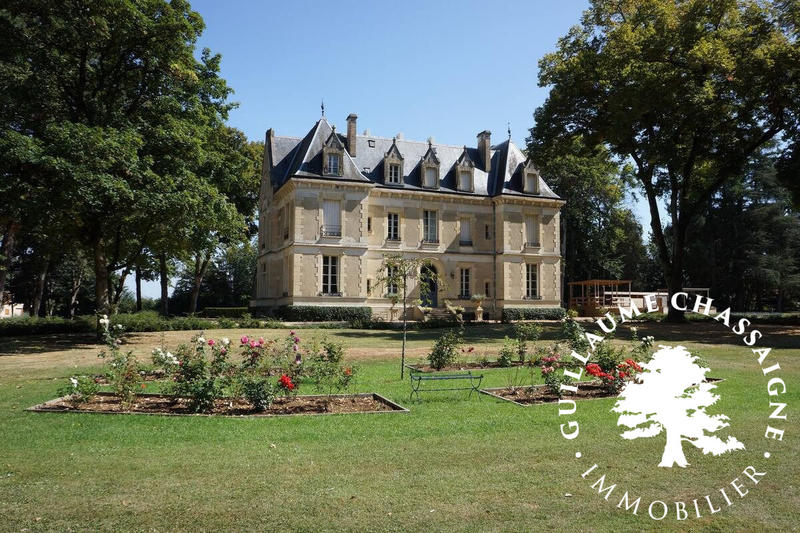 Maison traditionnelle - 1 000 m² - 25 pièces