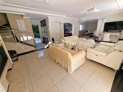 Villa - 300 m² - 15 pièces