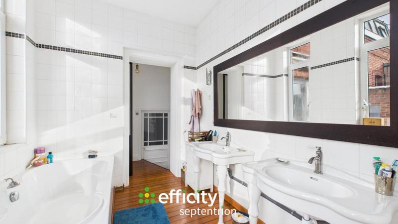 Maison - 228 m² - 9 pièces