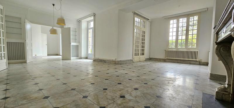 Maison - 203 m² - 9 pièces