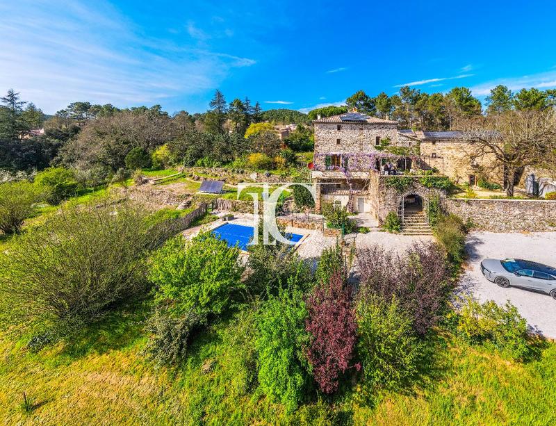 Maison - 302 m² - 8 pièces