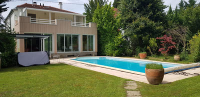 Villa - 234 m² - 8 pièces