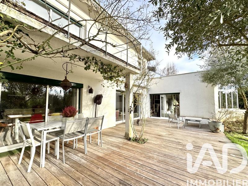 Maison - 232 m² - 8 pièces