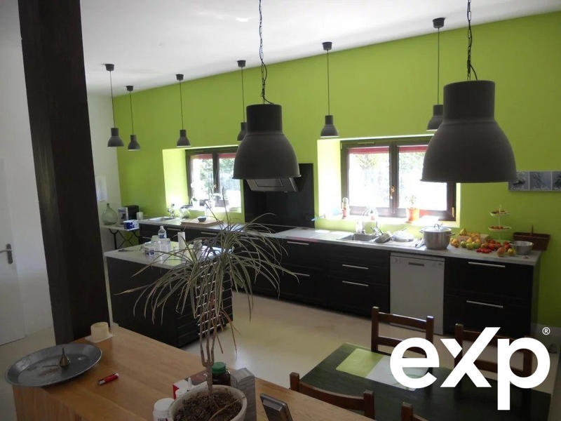 Maison traditionnelle - 219 m² - 9 pièces