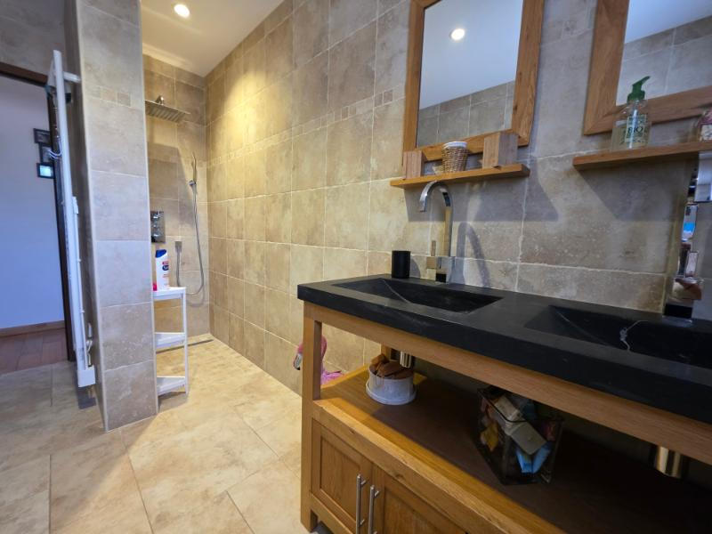 Maison - 215 m² - 9 pièces