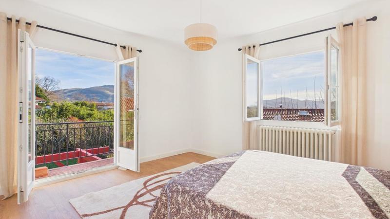 Maison - 325 m² - 7 pièces