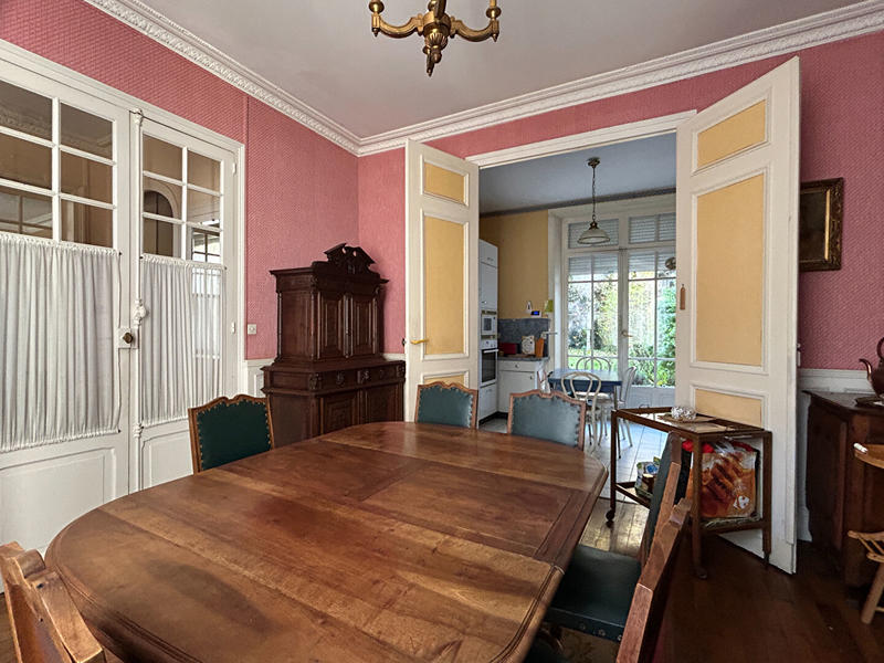 Maison - 244 m² - 8 pièces