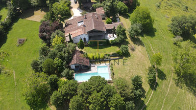 Maison - 330 m² - 13 pièces