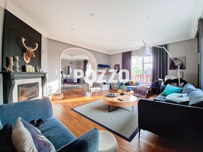 Maison - 216 m² - 9 pièces