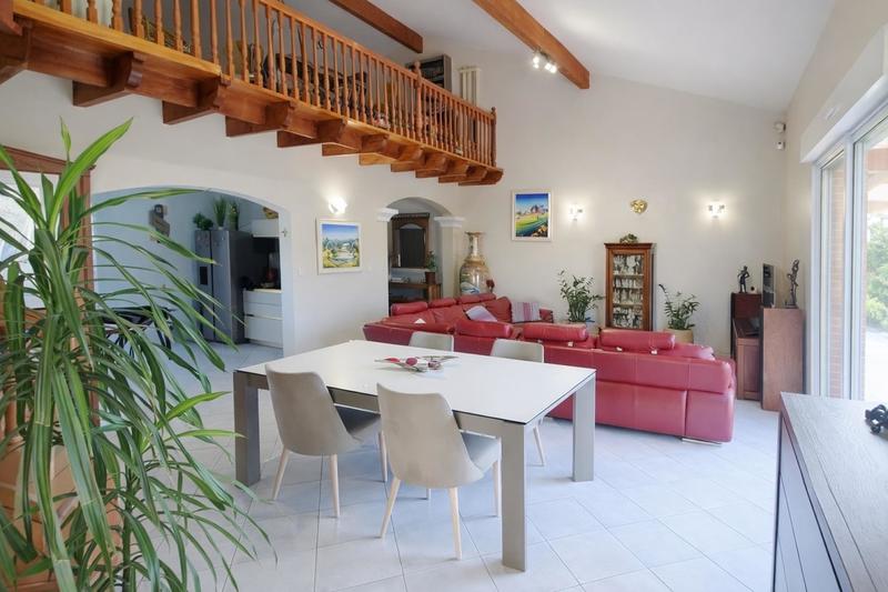 Maison - 250 m² - 8 pièces