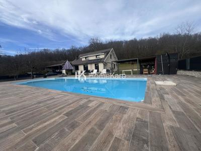 Maison - 280 m² - 9 pièces