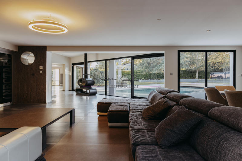 Maison - 350 m² - 8 pièces