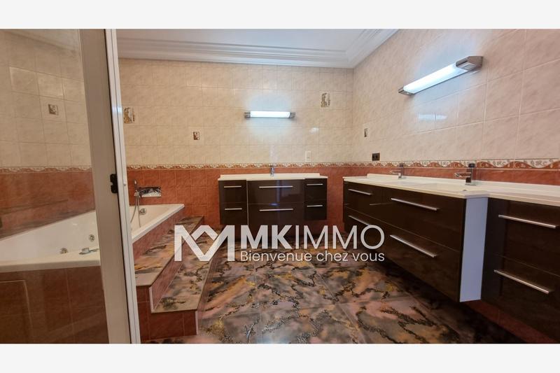 Maison - 804 m² - 8 pièces