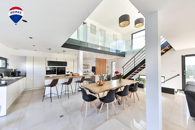 Maison - 348 m² - 7 pièces