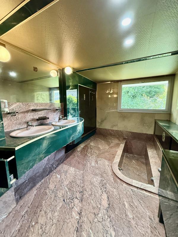 Maison traditionnelle - 232 m² - 7 pièces