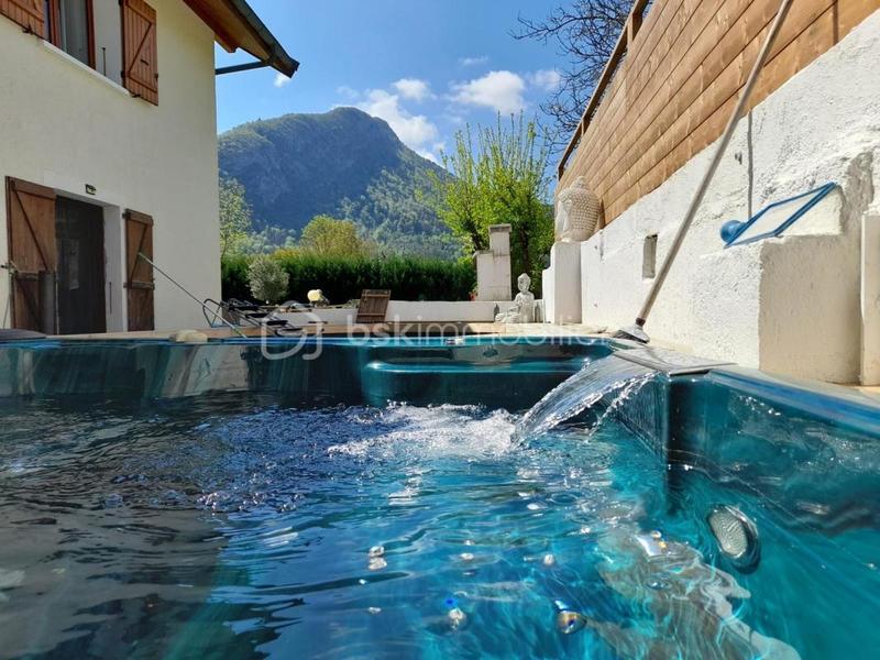 Maison traditionnelle - 165 m² - 5 pièces