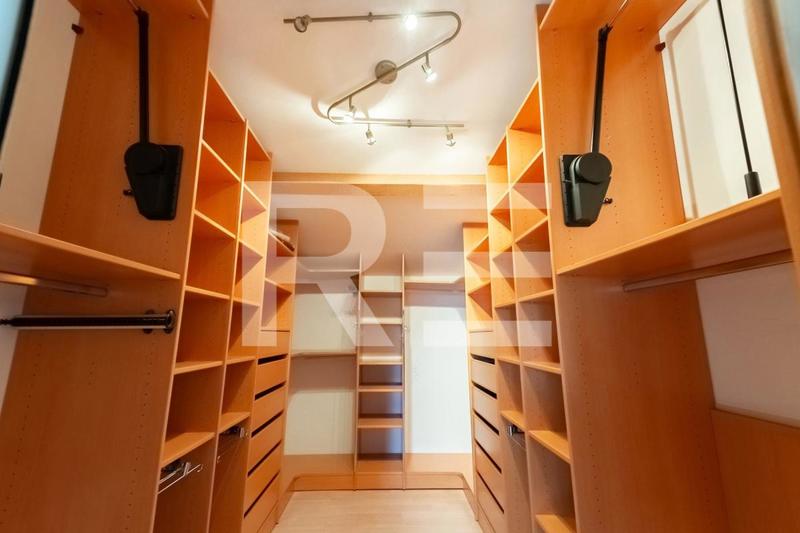 Propriété - 318 m² - 6 pièces