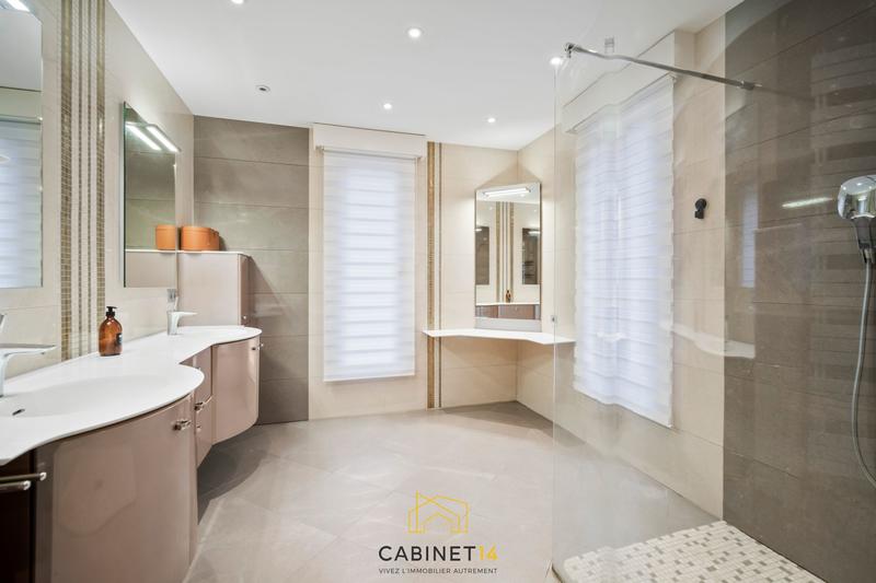 Maison - 328 m² - 8 pièces