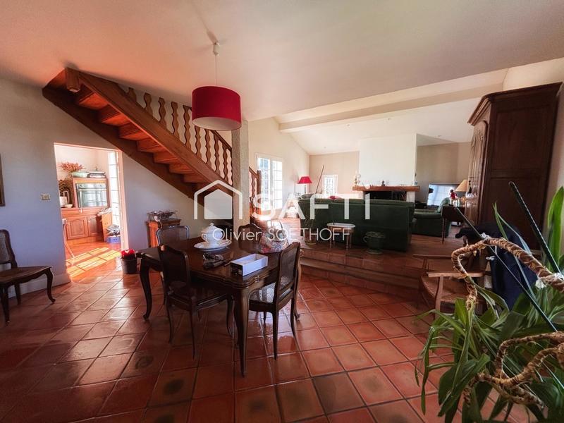 Maison - 220 m² - 8 pièces