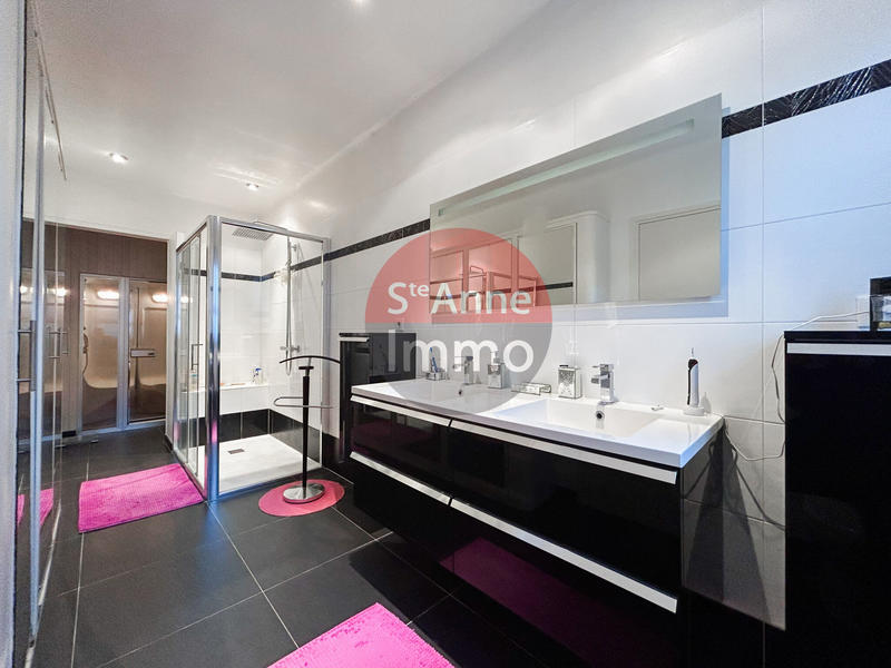 Maison - 280 m² - 9 pièces