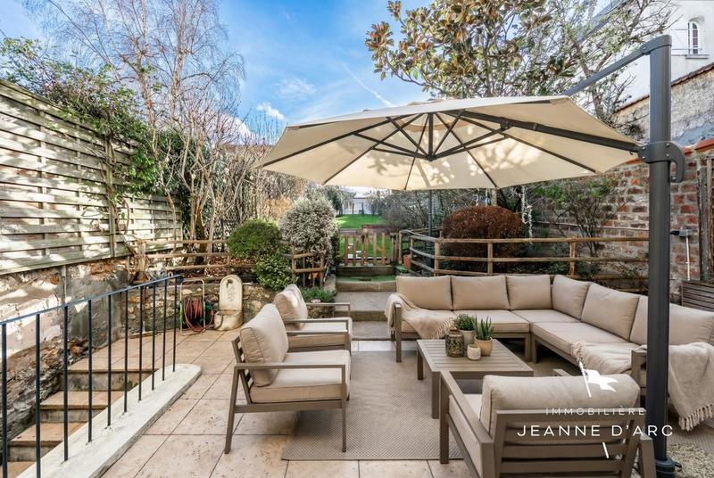 Maison - 238 m² - 8 pièces