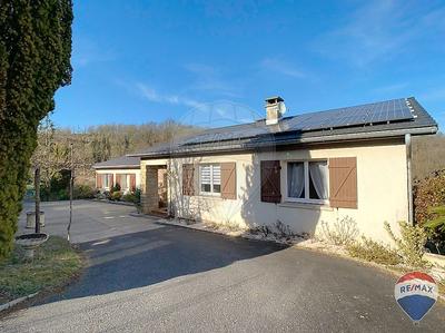 Maison - 222 m² - 9 pièces