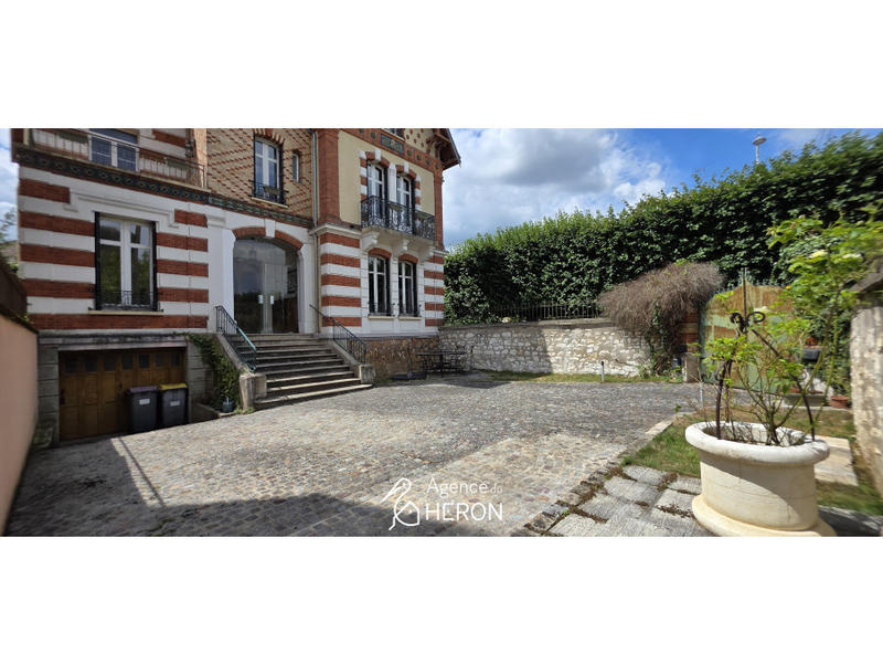 Maison - 240 m² - 9 pièces