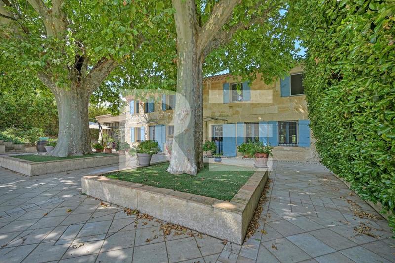 Mas - 550 m² - 16 pièces