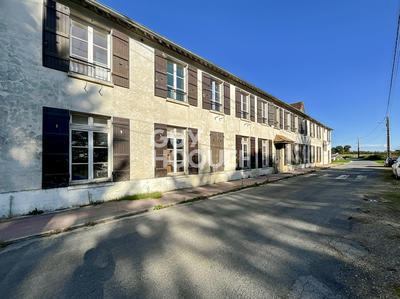 Maison - 1 119 m² - 40 pièces