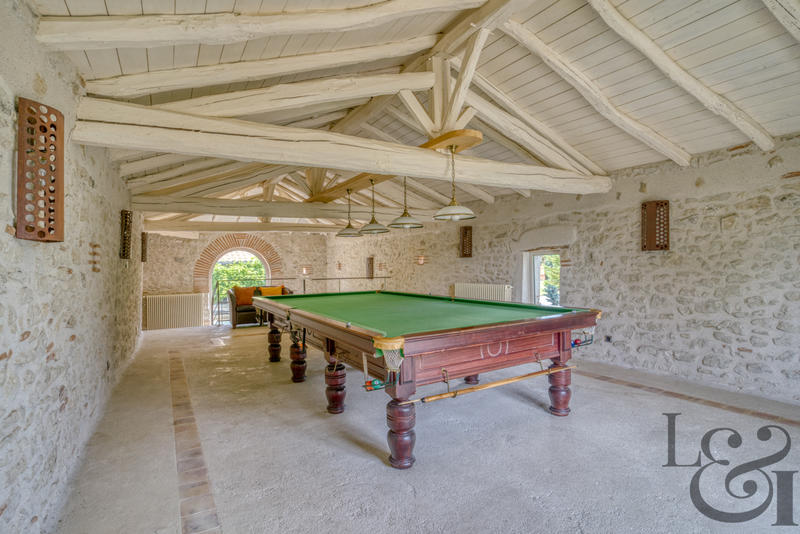 Maison - 769 m² - 8 pièces