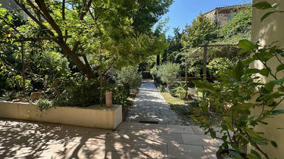 Maison - 300 m² - 9 pièces