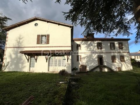 Maison - 598 m² - 20 pièces