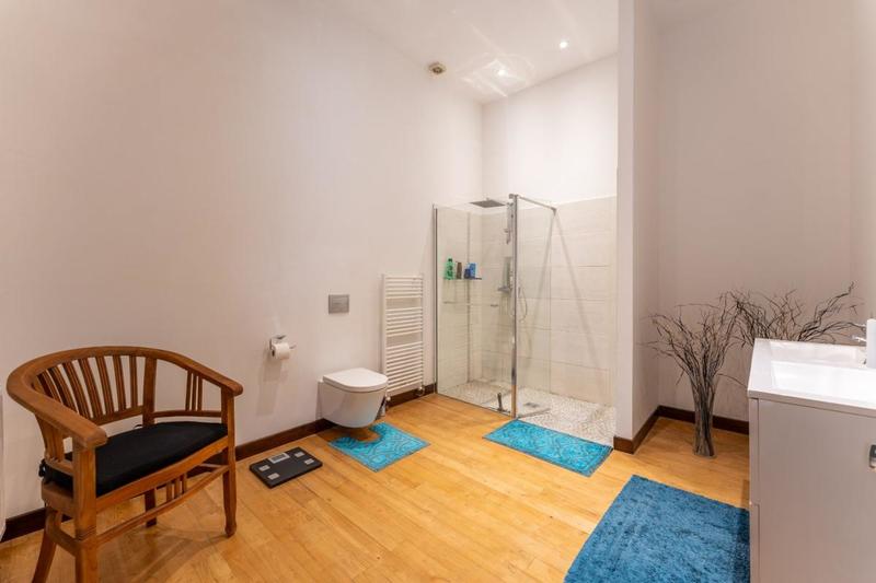 Maison - 300 m² - 11 pièces