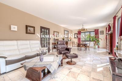 Maison - 260 m² - 7 pièces