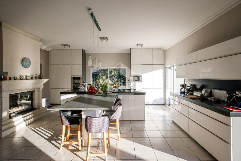 Maison - 241 m² - 7 pièces